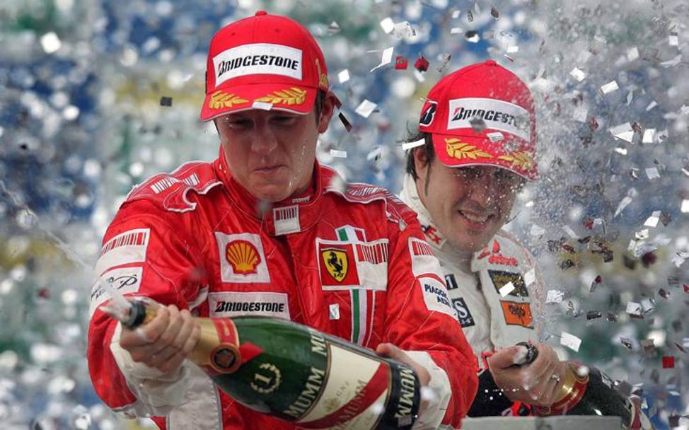 Ferrari,  l&#39;ultimo titolo piloti. Il successo nel GP di chiusura in Brasile regala il Mondiale a Kimi Raikkonen con 1 punto su Hamilton. Afp
